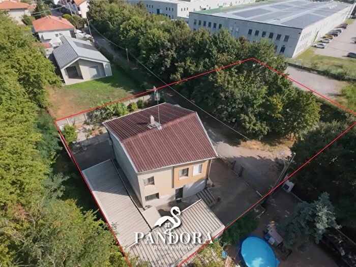 Casa con 6 locali in vendita in Via Padova, Gallarate