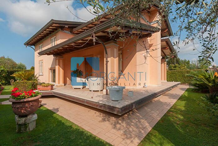 Casa con 8 locali in vendita in Pietrasanta
