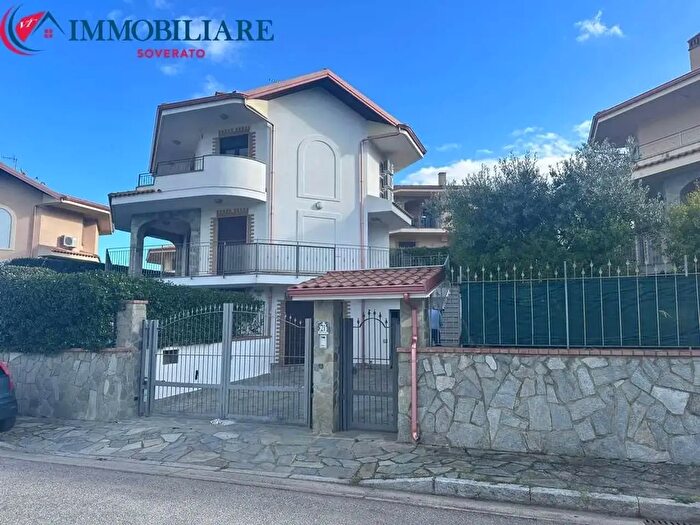 Casa con 7 locali in vendita in Soverato