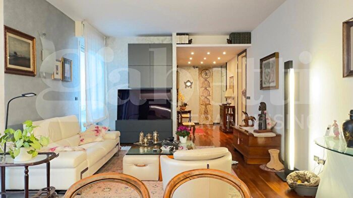 Appartamento con 5 locali in vendita in Via Bellombra, Bologna