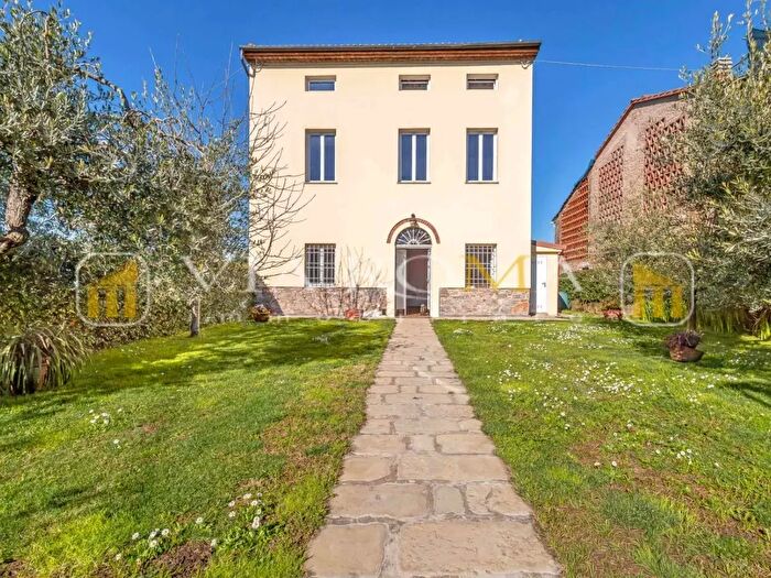 Casa con 10 locali in vendita in Capannori