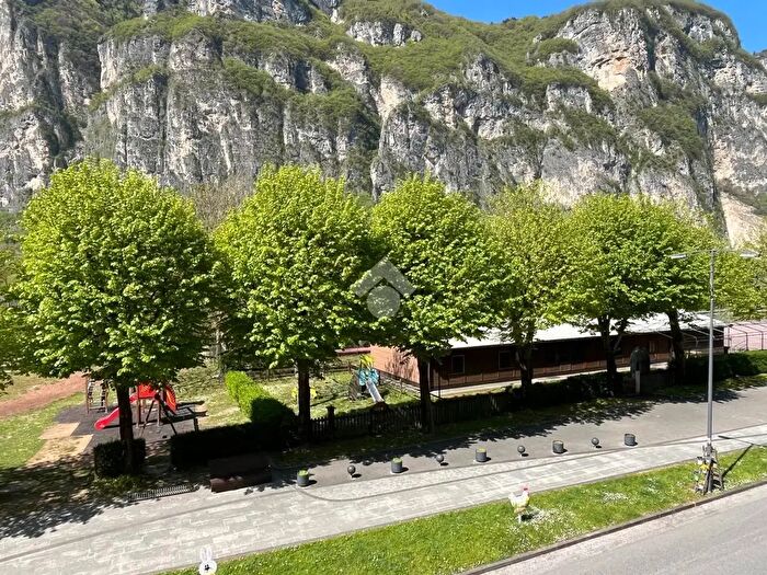 Casa con 7 locali in vendita in Via Roma, Valbrenta