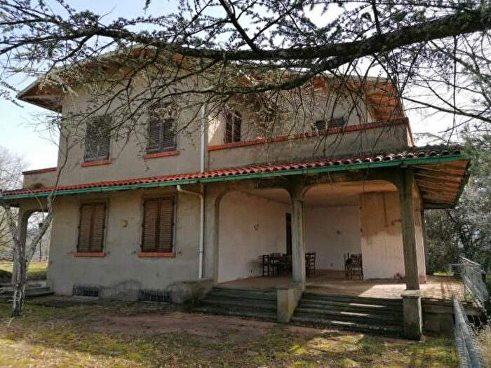 Casa con 6 locali in vendita in Bucine