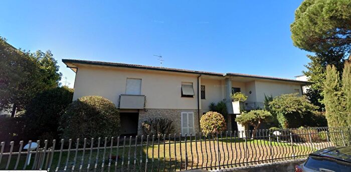 Casa con 17 locali in vendita in Lucca