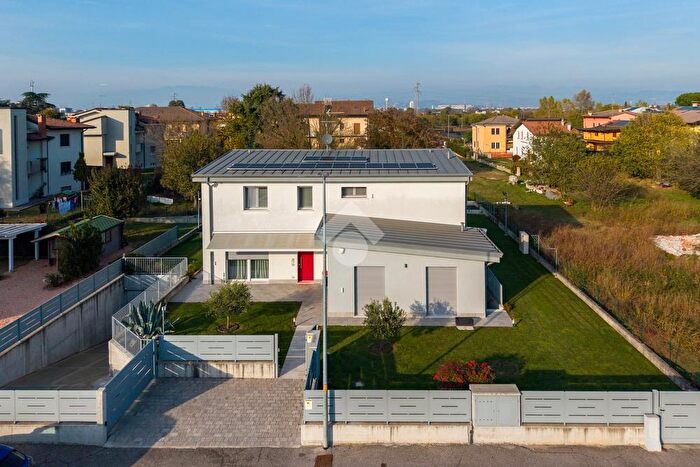 Casa con 6 locali in vendita in Via Fracazzole, Verona