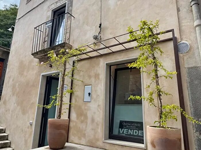 Casa quadrilocale in vendita in Via Santa Sofia, Modica