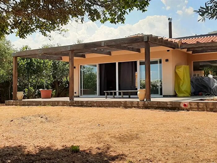 Casa con 12 locali in vendita in Cefalu'