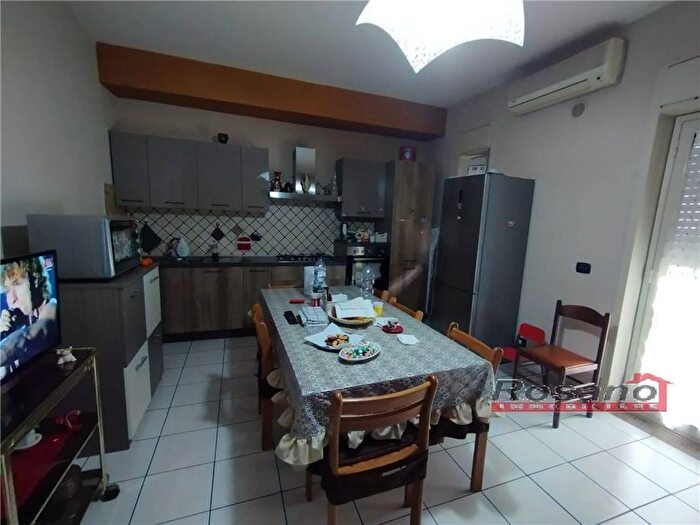 Appartamento con 6 locali in vendita in Via Cappuccini, Adrano