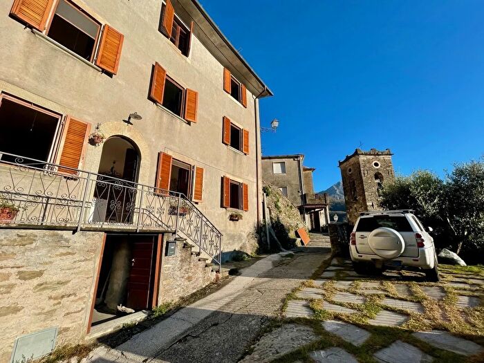 Casa con 11 locali in vendita in Strada Comunale Cardoso Volegno Pruno, Stazzema