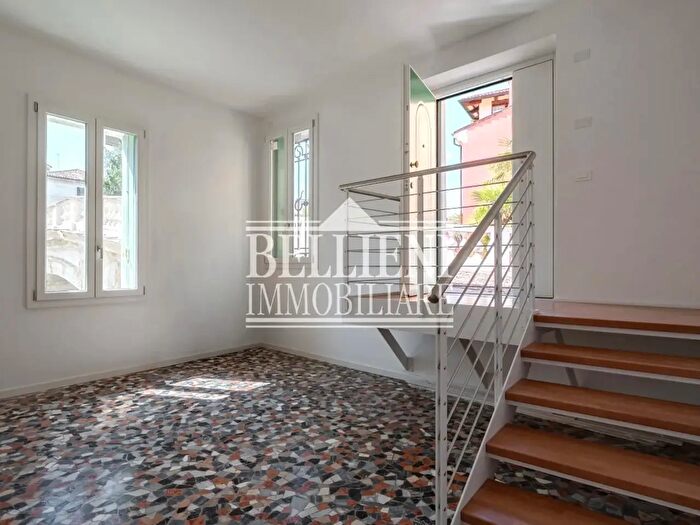Appartamento quadrilocale in vendita in Contrà Ponte San Michele, Vicenza