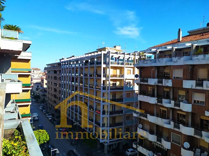 Appartamento con 5 locali in affitto in Via Lucania, Pescara
