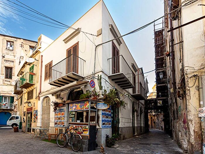 Appartamento trilocale in affitto in Rua Formaggi, Cassaro, Palermo