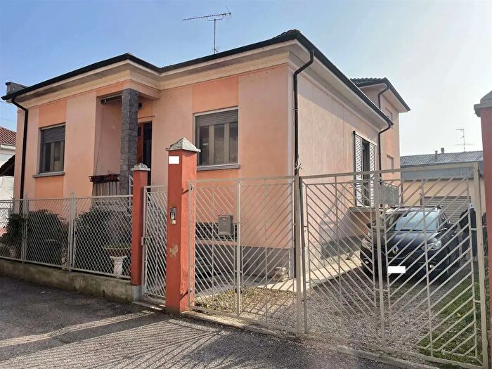 Casa con 6 locali in vendita in Mortara