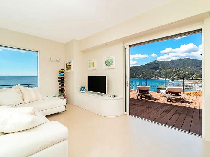 Appartamento trilocale in vendita in Lungomare Dante Alighieri, Moneglia