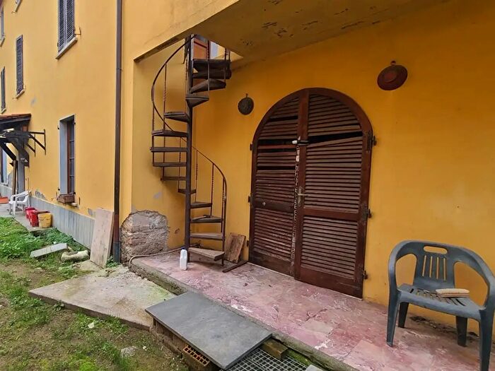 Casa con 9 locali in vendita in Seravezza