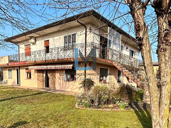 Casa con 13 locali in vendita in Trevignano