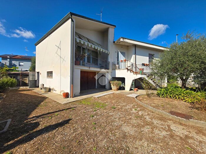 Casa con 6 locali in vendita in Via Raisa, Russi