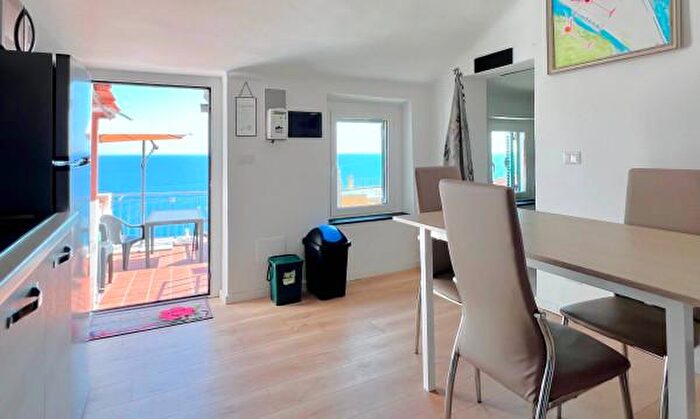 Appartamento trilocale in vendita in Via Aprile, Bergeggi