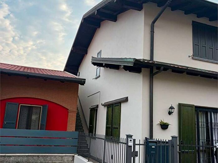 Appartamento trilocale in affitto in Via Montale c, Pianengo