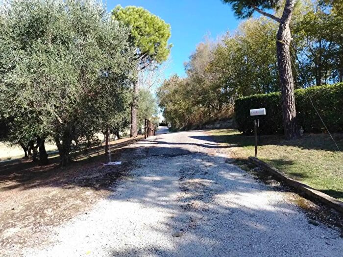 Casa con 8 locali in vendita in Strada Vincareto, San Costanzo