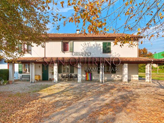 Casa con 6 locali in vendita in via nova, Centro, Novellara