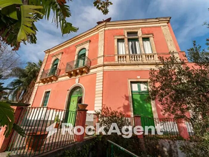 Casa con 6 locali in vendita in Strada, Giarre