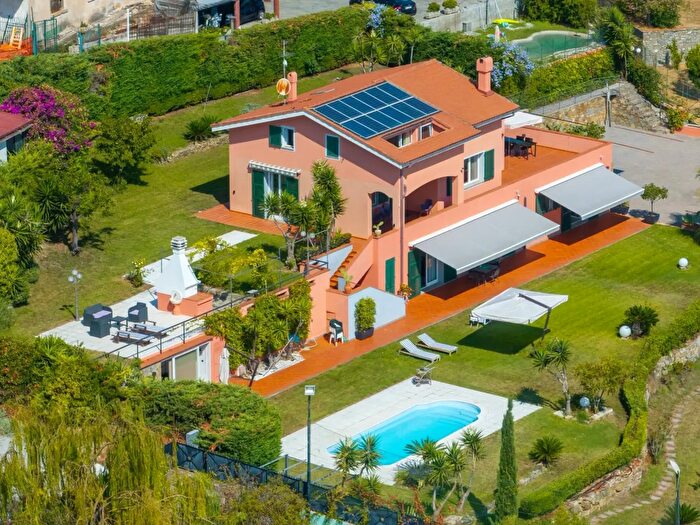 Casa con 10 locali in vendita in Via Padre Semeria, Sanremo