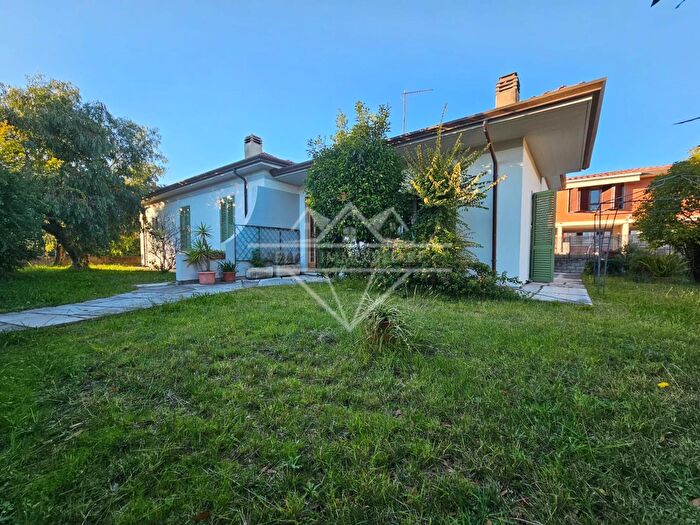 Casa con 7 locali in vendita in Carrara