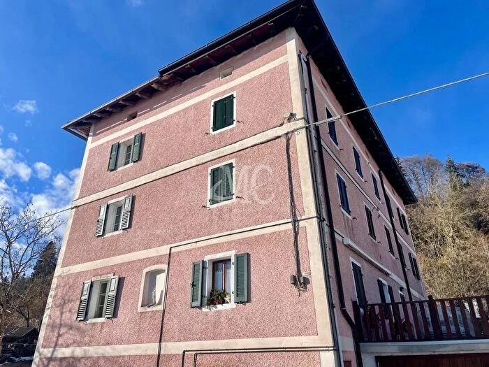 Appartamento trilocale in vendita in Via Lenzi, Lavarone