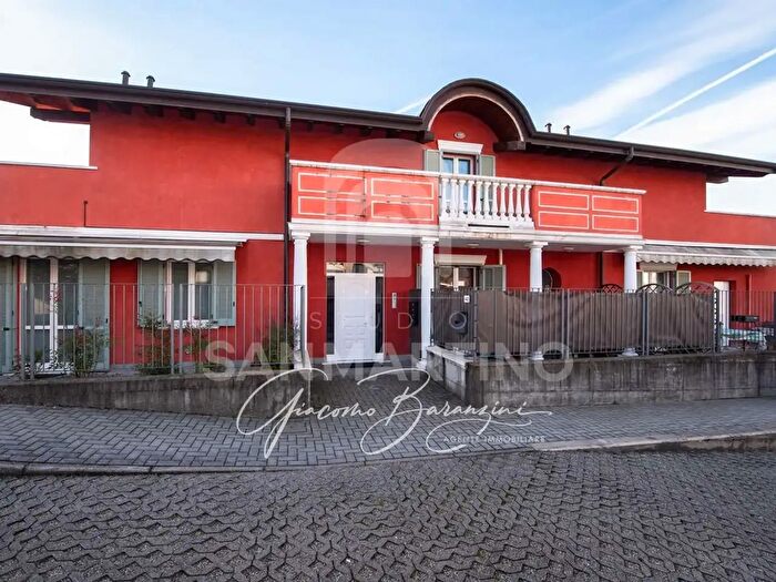 Appartamento trilocale in affitto in Via Fratelli Rosselli, Caronno Varesino