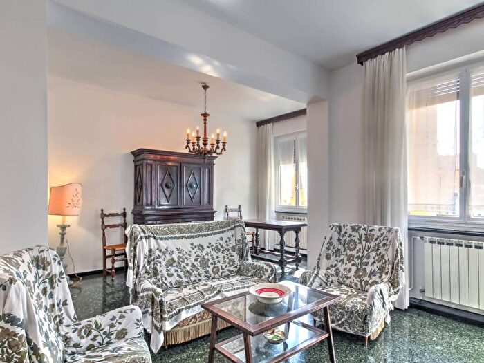 Appartamento trilocale in vendita in Via Bartolomeo Guidobono, Castelletto, Genova