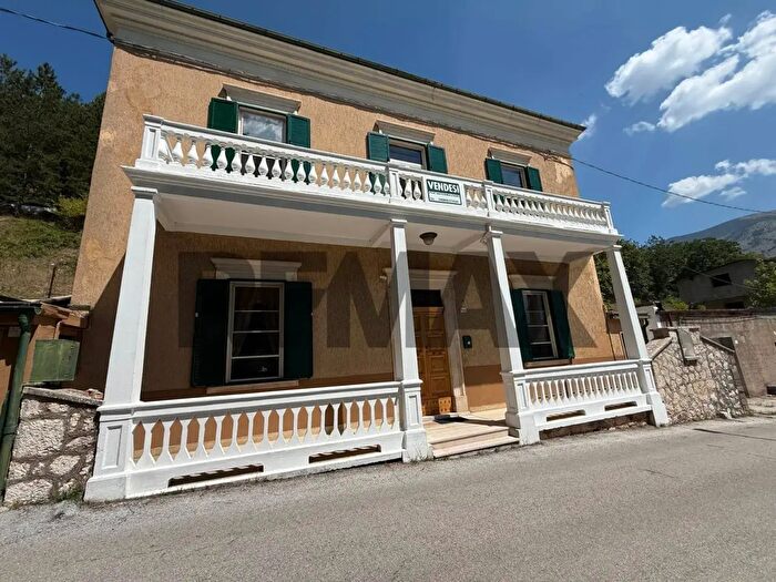 Casa con 5 locali in vendita in Via Iafolla Corrado, Villalago