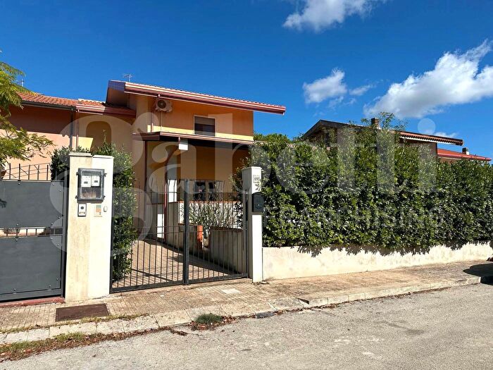 Casa con 8 locali in vendita in Contrada Pica, Avola