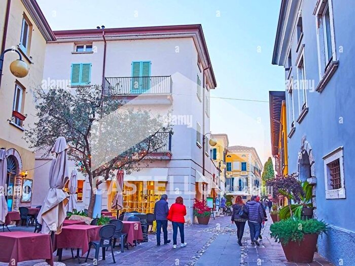 Appartamento trilocale in affitto in via Roma, Centro Storico, Desenzano del Garda