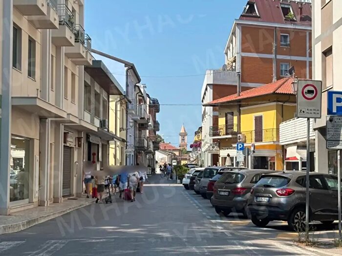 Appartamento trilocale in vendita in Viale Giovanni Pascoli, Cesenatico