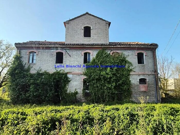 Casa con 8 locali in vendita in Via Villagrande, Pesaro