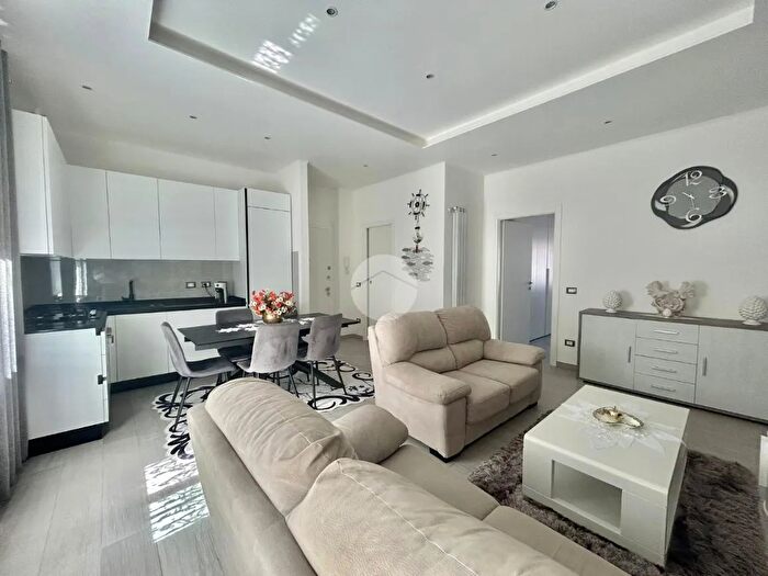 Appartamento con 5 locali in vendita in Via Pippo Garibaldi, Savona