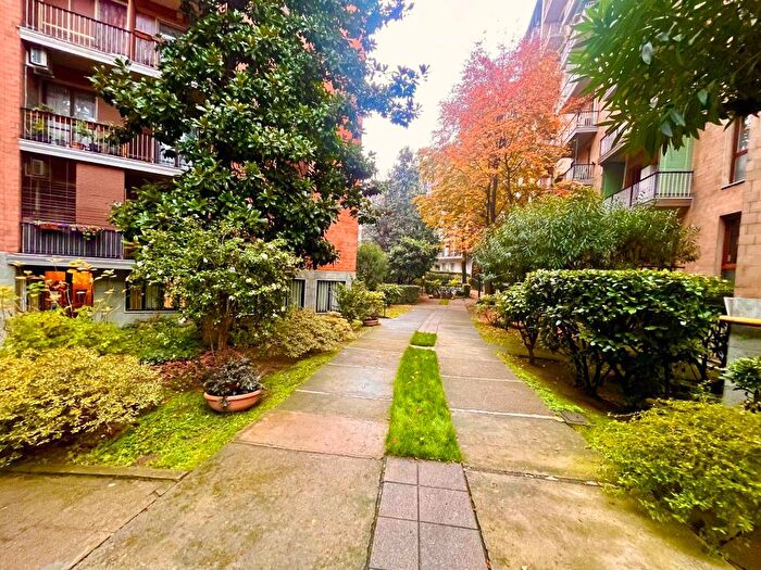 Appartamento trilocale in affitto in Via Lorenteggio, Giambellino, Milano