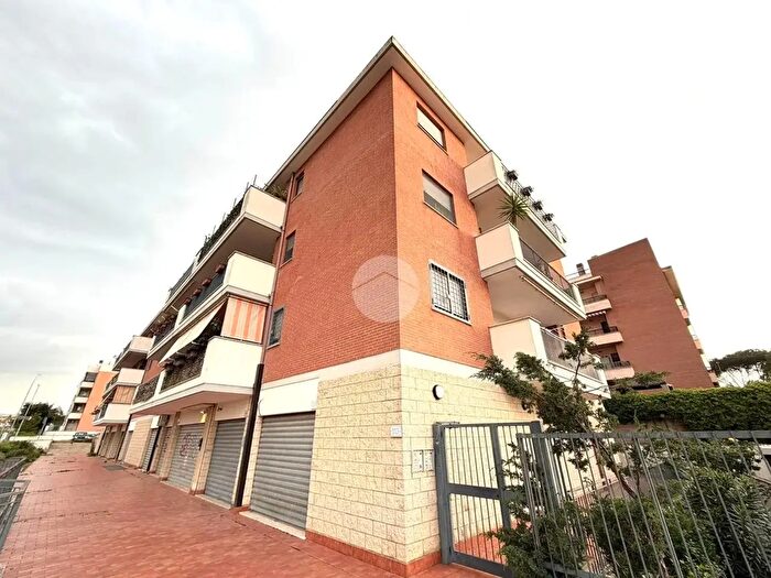 Appartamento trilocale in vendita in Via Raffaello Liberti, Roma