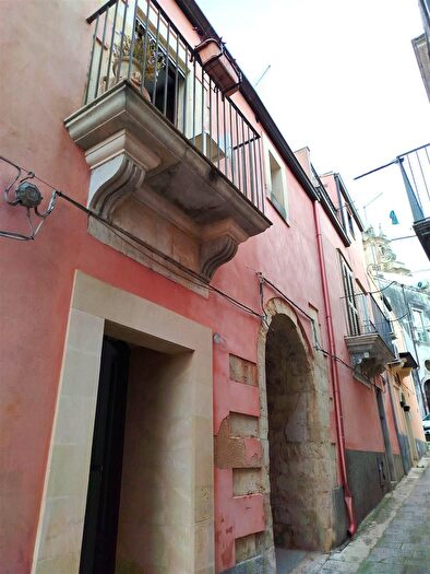 Casa con 6 locali in vendita in Ragusa