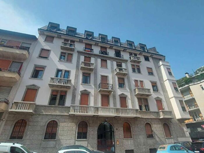 Appartamento trilocale in affitto in via Spalato, Isola, Milano