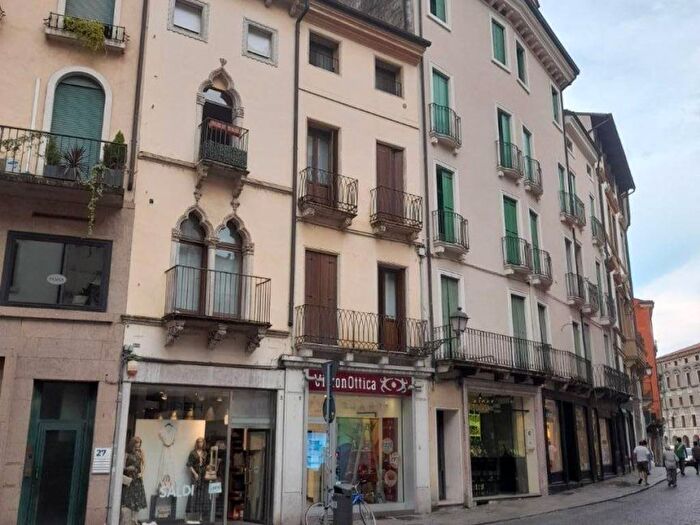 Appartamento trilocale in affitto in Contra Santa Barbara, Centro, Vicenza