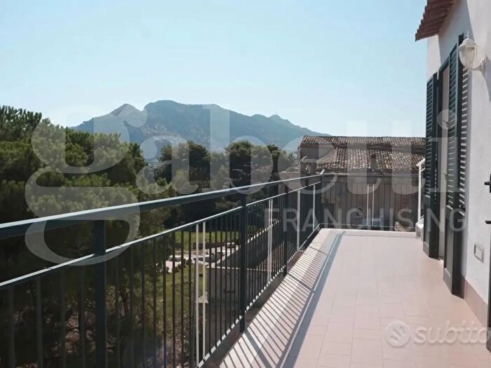 Appartamento trilocale in vendita in Via Russo, Palermo