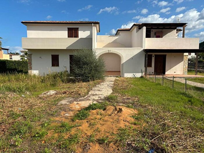 Casa bilocale in affitto in Viale delle Tribune, Campofelice di Roccella