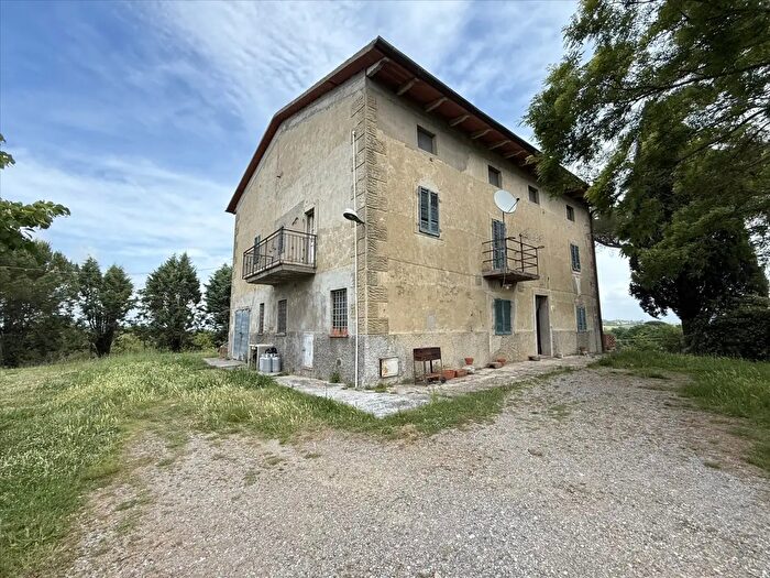 Casa con 14 locali in vendita in Castiglione Del Lago