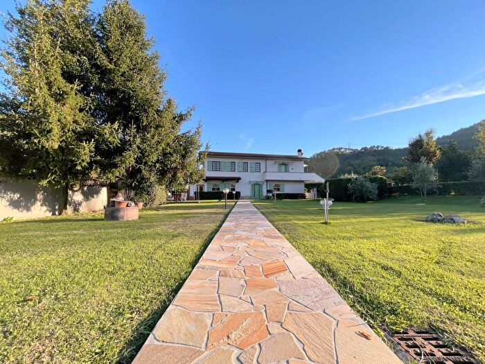 Casa con 10 locali in vendita in Camaiore