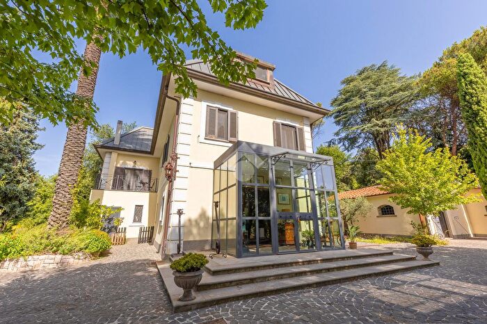 Casa con 9 locali in vendita in Via Appia Nord, Velletri