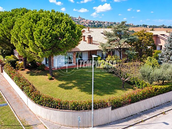 Casa con 5 locali in vendita in Via Martiri delle Foibe, Centro, Recanati