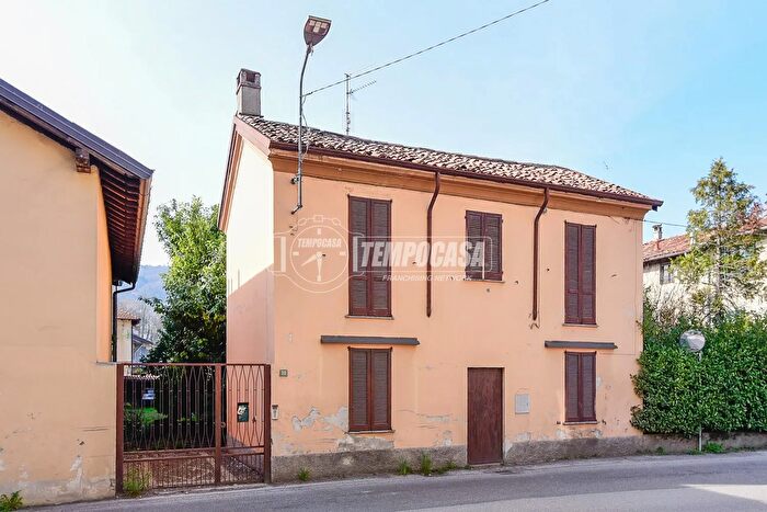 Casa con 6 locali in vendita in Via Cesare Cantu, Erba