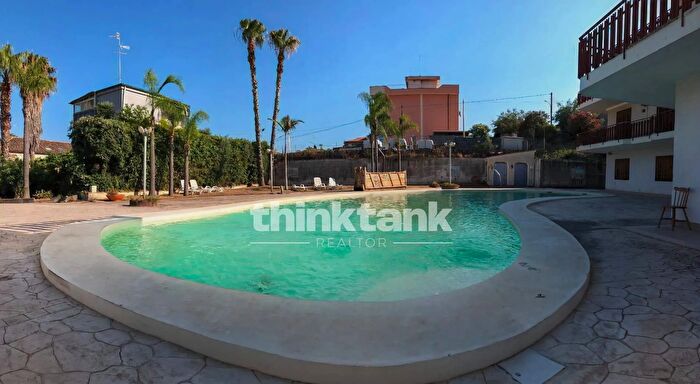 Appartamento con 6 locali in vendita in Via Livorno, Aci Castello